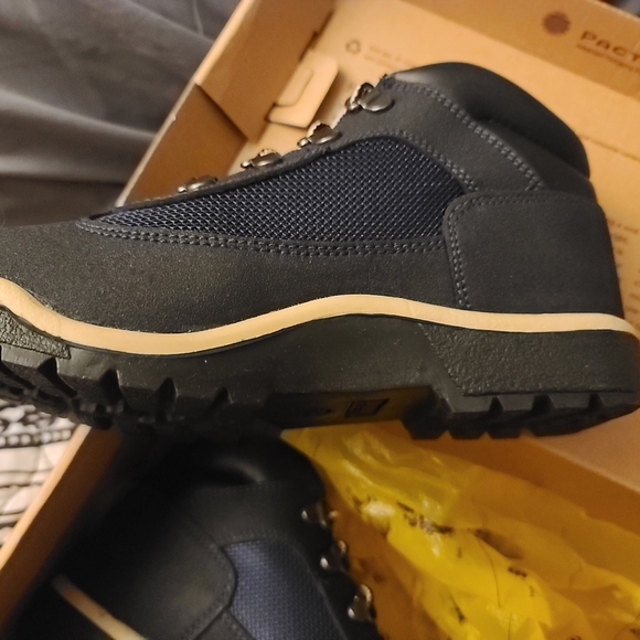 Brand new in the og box timberland boys shoes in a beautiful blue color - Picture 9 of 9
